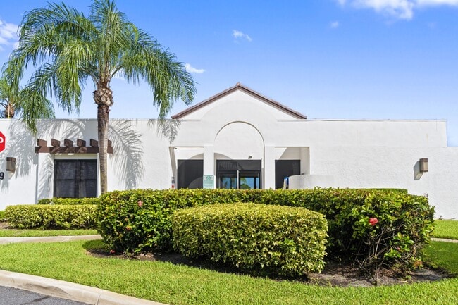Building Photo - 215 Lake Pointe Dr