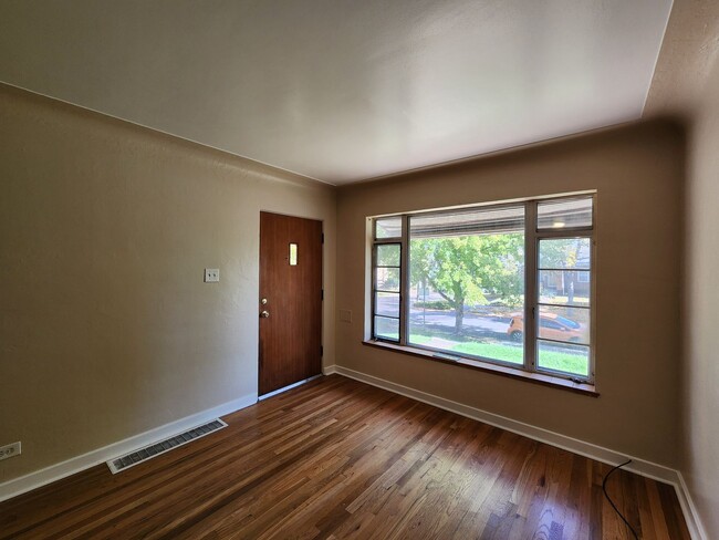 Building Photo - 2 Bed 1 Bath Unit In Great Location of Den...