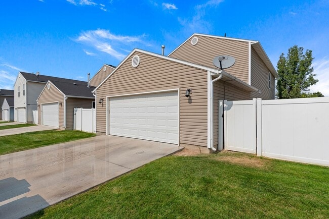 Building Photo - Very Clean 3 Bedroom Home with Community Pool _ Pet Friendly!