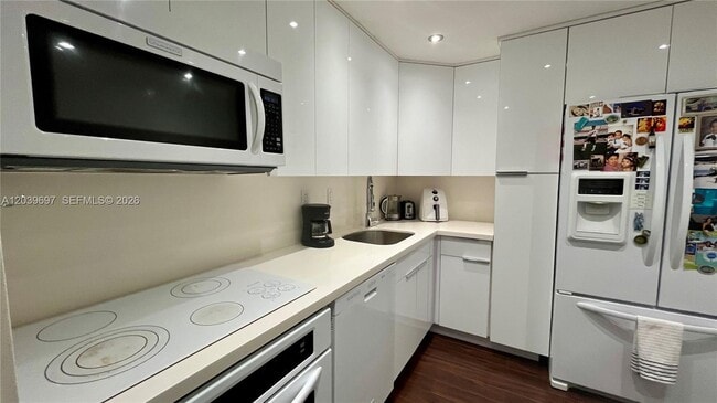 Building Photo - 3701 N Country Club Dr