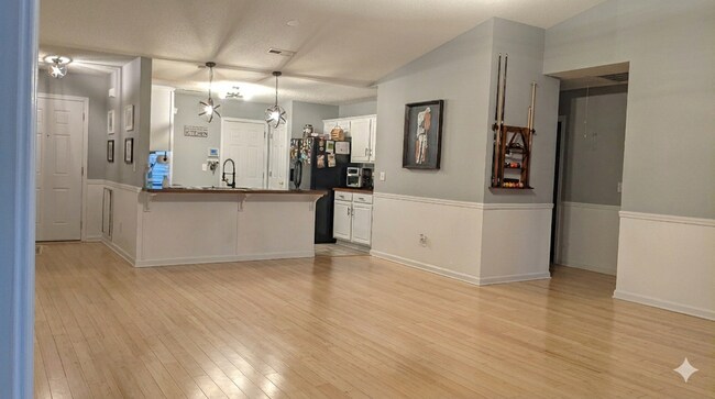 Building Photo - Fantastic Location & Price