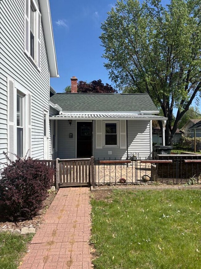 Building Photo - SPACIOUS 4 BEDROOM HOME READY FOR YOU