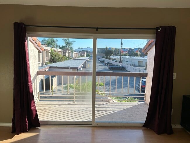 Building Photo - GREAT UPSTRS CONDO FOR LEASE!