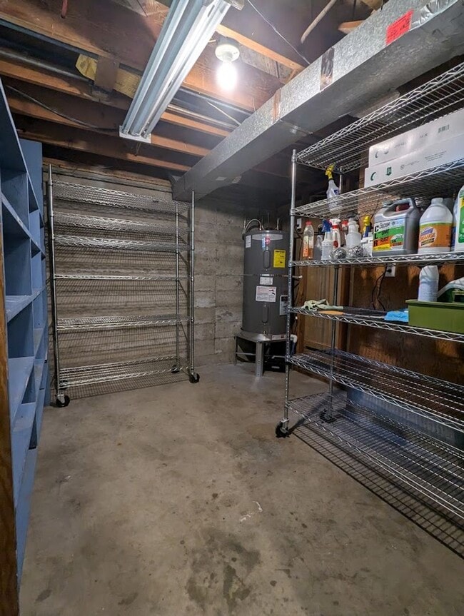 Building Photo - Fabulous 4 Bedroom 2 Bath House with Big F...