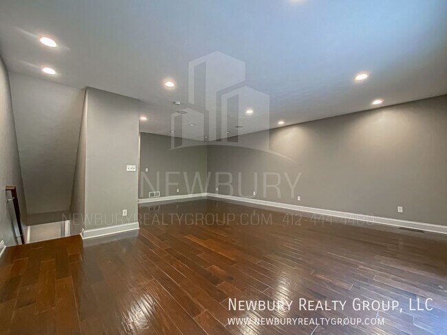 Building Photo - 147 Banksville Pl