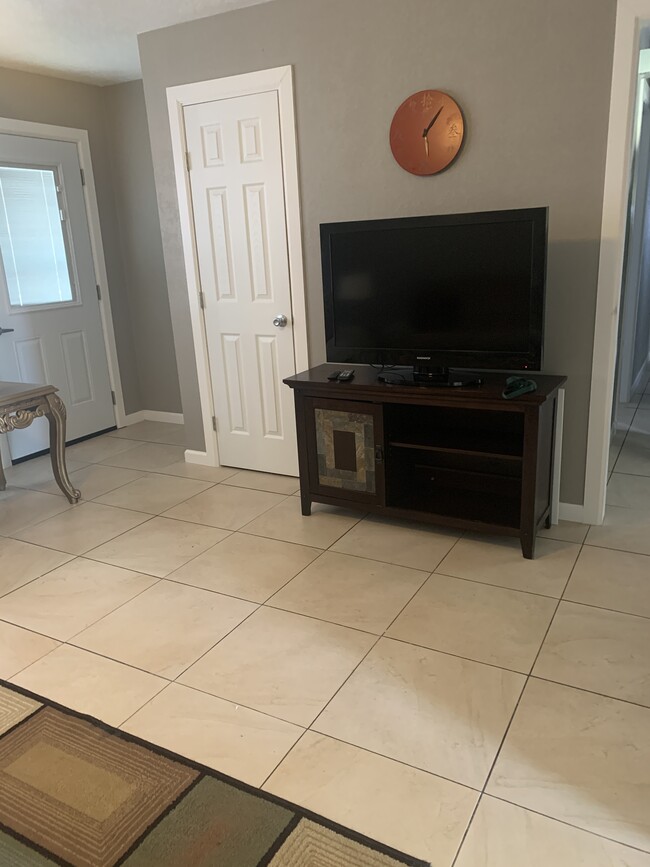 Building Photo - 3202 Alhambra Dr