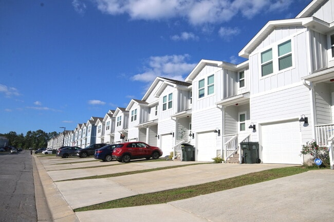 Building Photo - Nature Creek 3BD Townhome w/ Garage, Pool ...