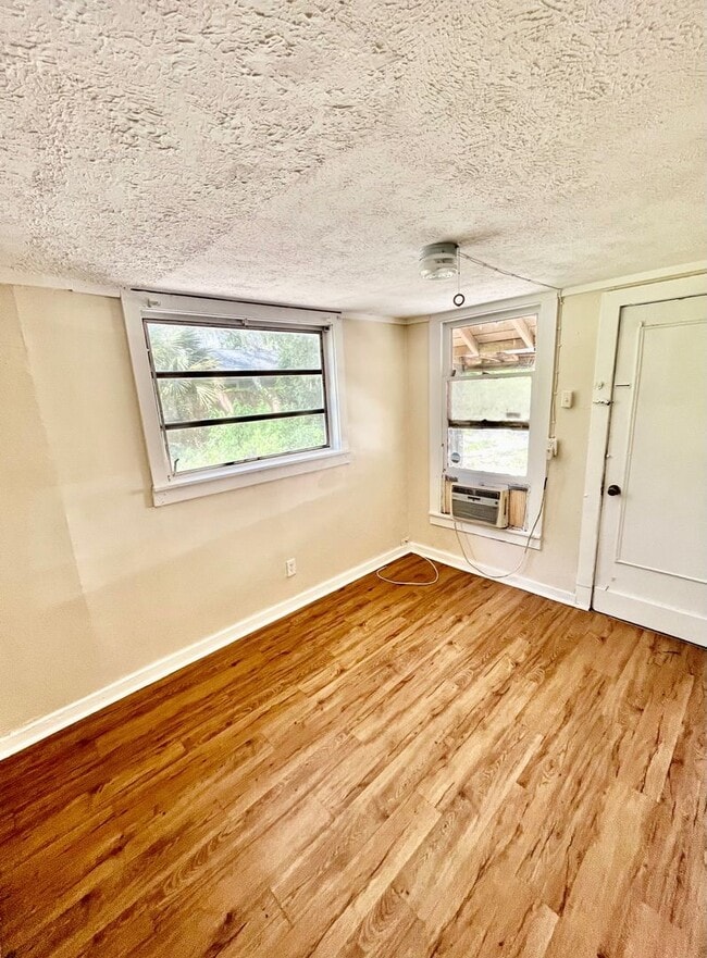 Building Photo - CUTE Zephyrhills 2BR/1BA w/Gorgeous Wood Finish Floors Throughout