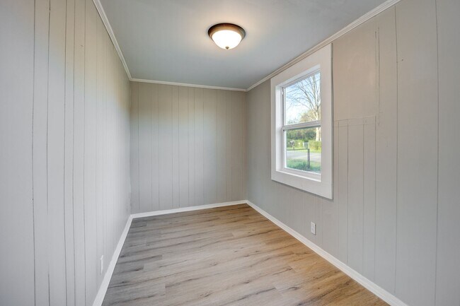 Building Photo - FREE MONTH RENT! Freshly Updated 3 Bedroom House