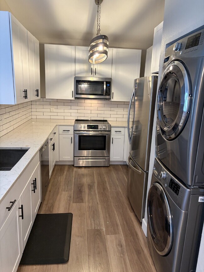 Building Photo - One Month Free with 12-Month Lease, Rent-Top-Floor 3 Bed, 2 bath Condo