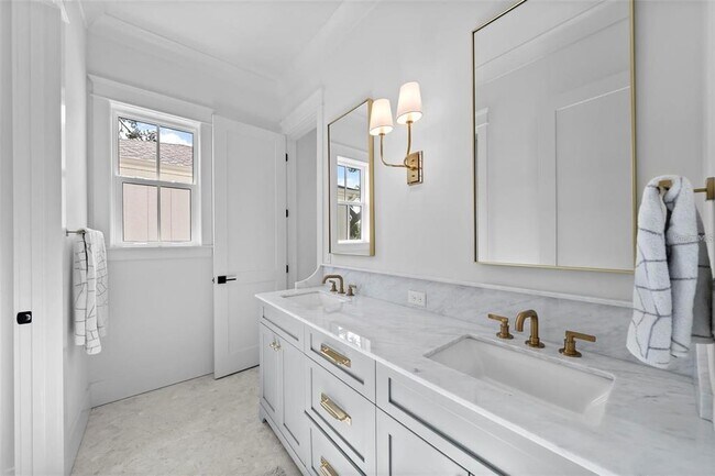 Building Photo - 321 12th Ave NE