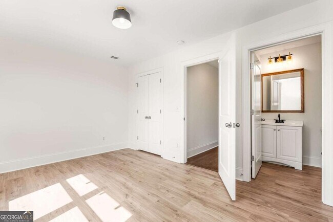 Building Photo - 94 Lucy St SE