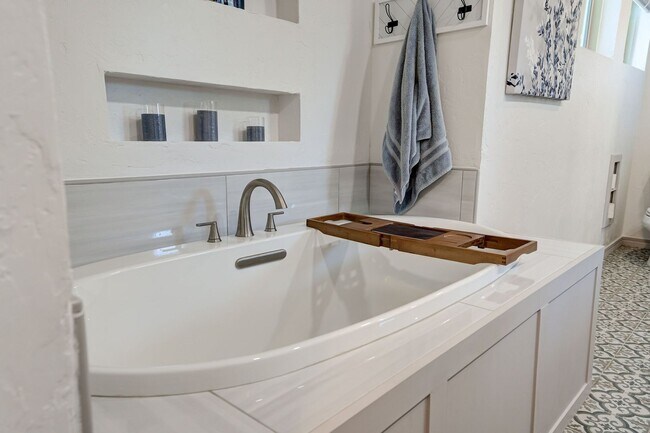 Building Photo - 7808 Forest Ln