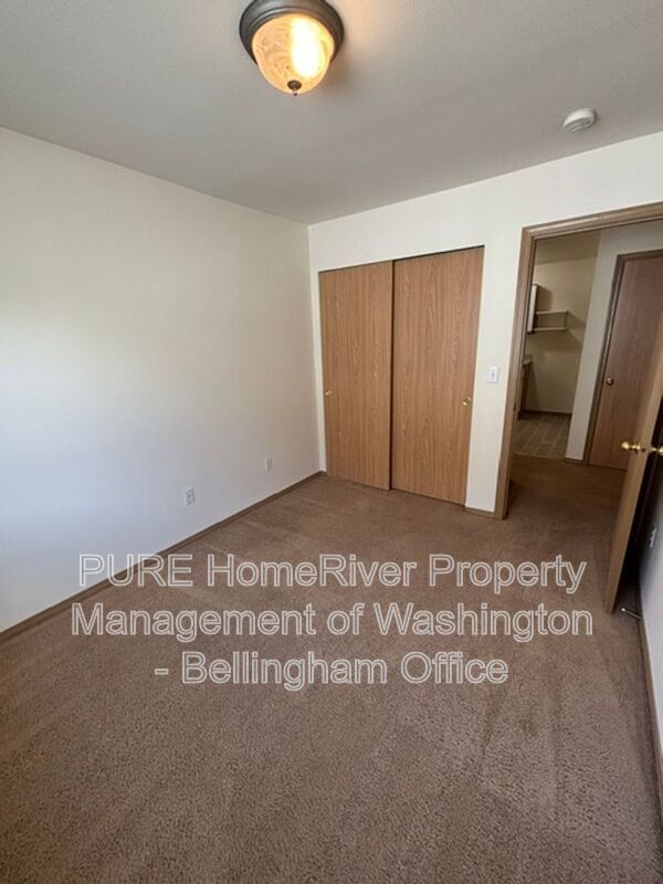 Building Photo - 547 Woollen Rd