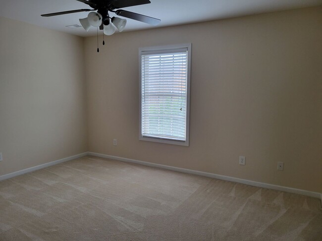 Building Photo - 2 bedroom, 2 bath Condo with Garage 5 mins...