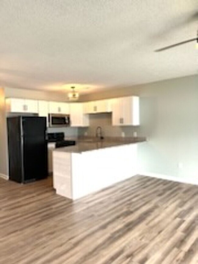 Building Photo - 500 Fairway Village Dr