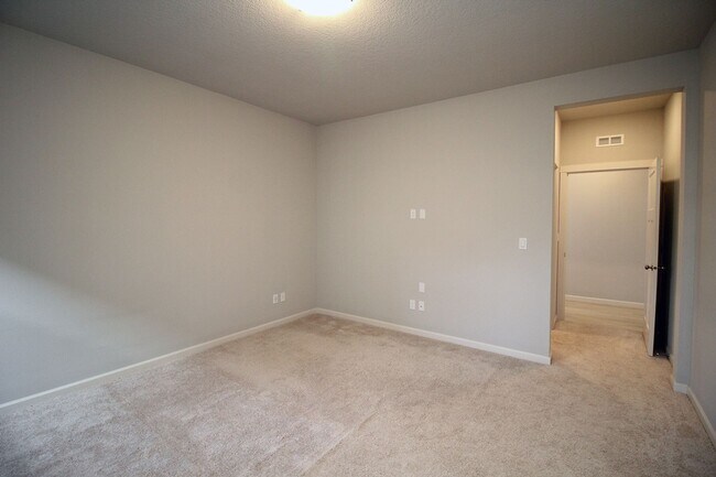 Building Photo - 3923 SE 70th Ave