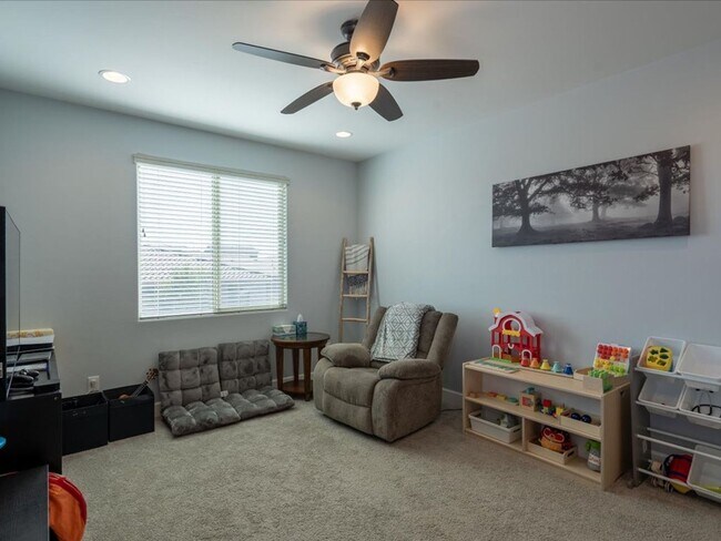 Building Photo - 3 Bedroom, 2.5 Bath