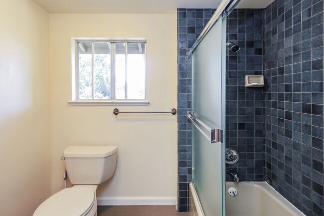 Building Photo - Amazing 4 Bedrooms 2 full bathrooms and 2 ...