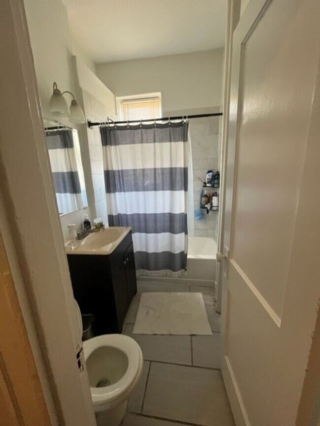 Building Photo - 2BR 1Bth unit. Heat/Hot Water included. Great location!