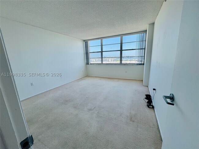 Building Photo - 18011 Biscayne Blvd