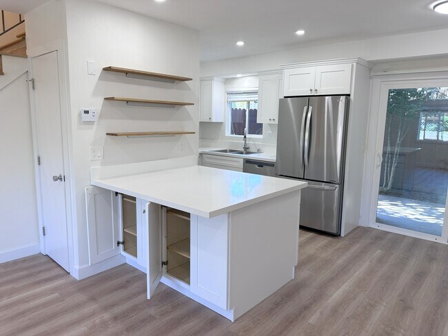 Cabinets in Island - 3305 Green Ln