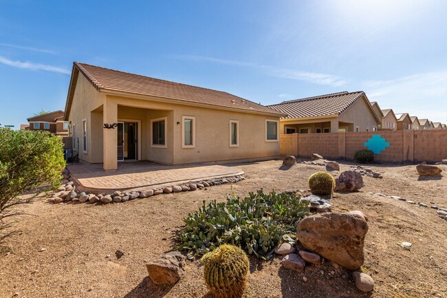 Building Photo - Check out this 3 bed/2 bath LARGE CORNER LOT!