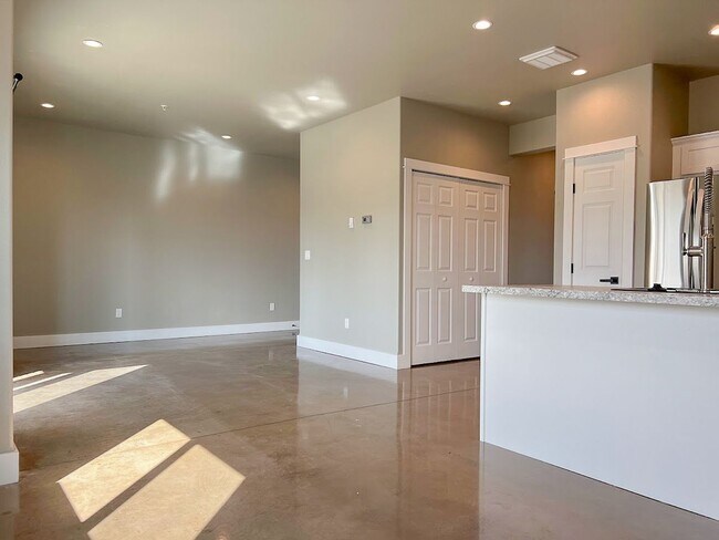 Building Photo - Pet Friendly 2 bed/ 1.5 bath unit at Soldier Ridge!