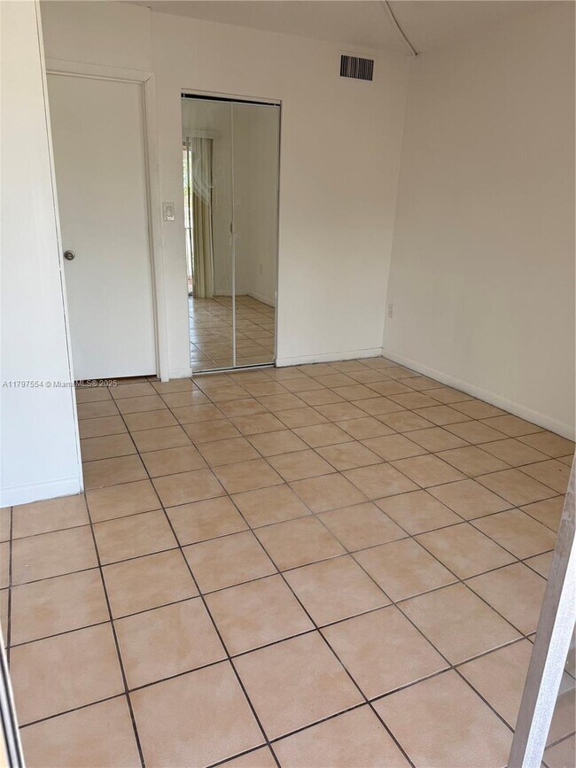 Building Photo - 870 SW 129th Pl