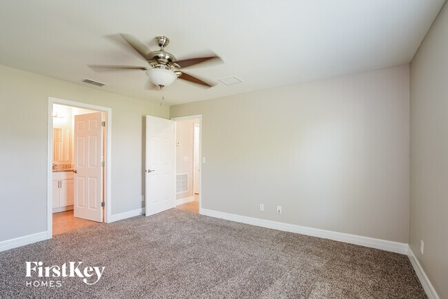 Building Photo - 712 NE Van Loon Ln