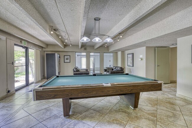 Building Photo - Luxurious 2 Bed, 2 Bath Condo with Stunning Views in Governor's Park!