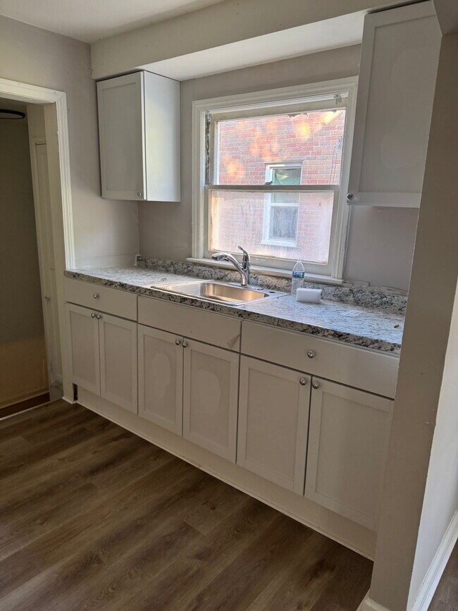 Building Photo - Comfortable 3-Bedroom Rental on Elmdale Street