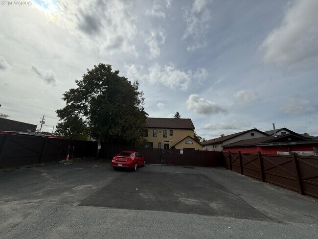 Building Photo - 504 Broadway