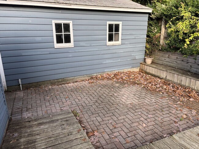 Building Photo - Charming Alger Heights home available now