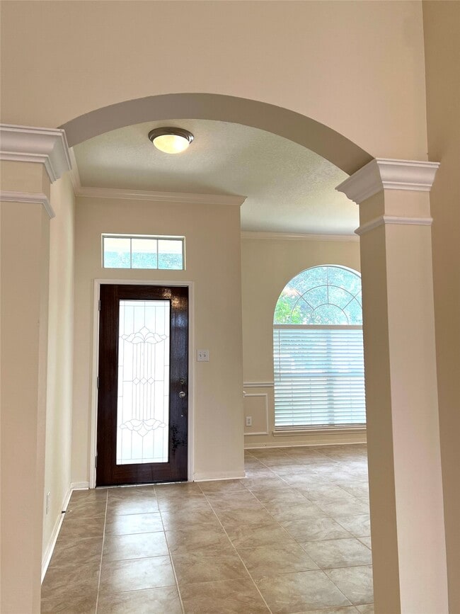 Building Photo - 442 Pinewood Ridge Dr
