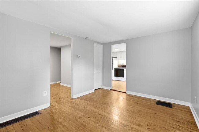 Building Photo - 424 Glenfield Rd