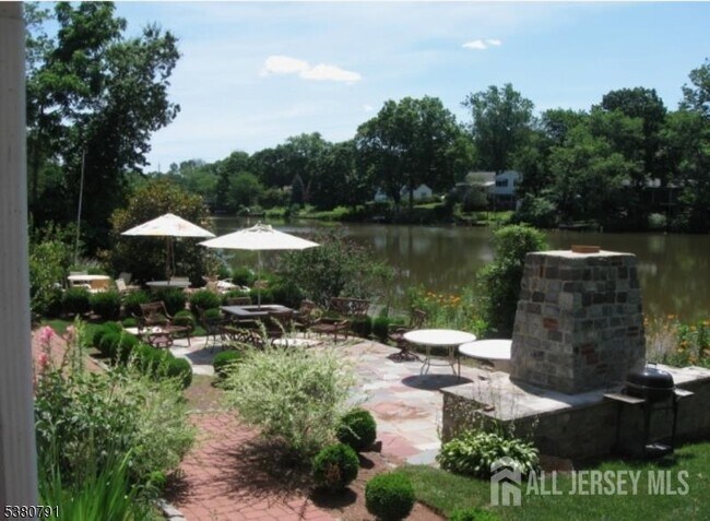 Building Photo - 45 Lakeside Dr S