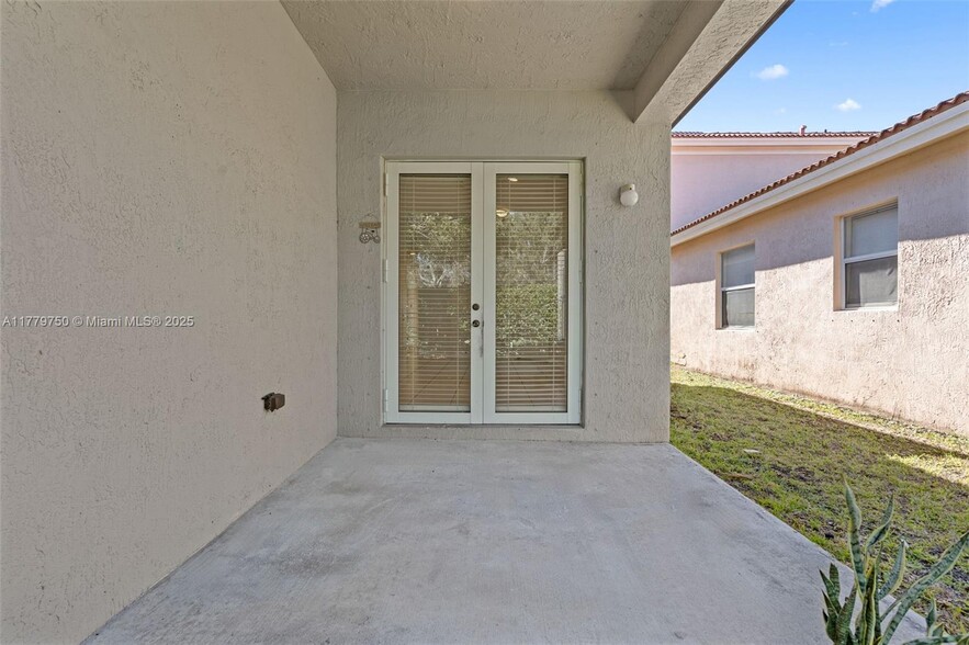 Building Photo - 1270 NE 39th Ave