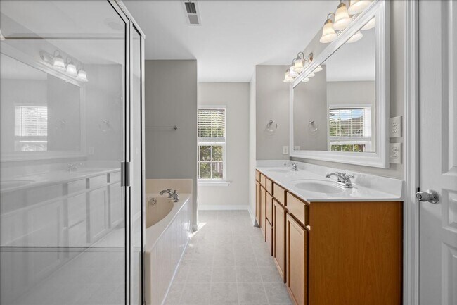 Building Photo - Well Maintained Three Bedroom Home!
