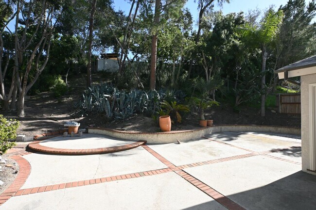 Building Photo - Beautiful Mission Viejo 5 bedroom 2.5 bathroom plus den home