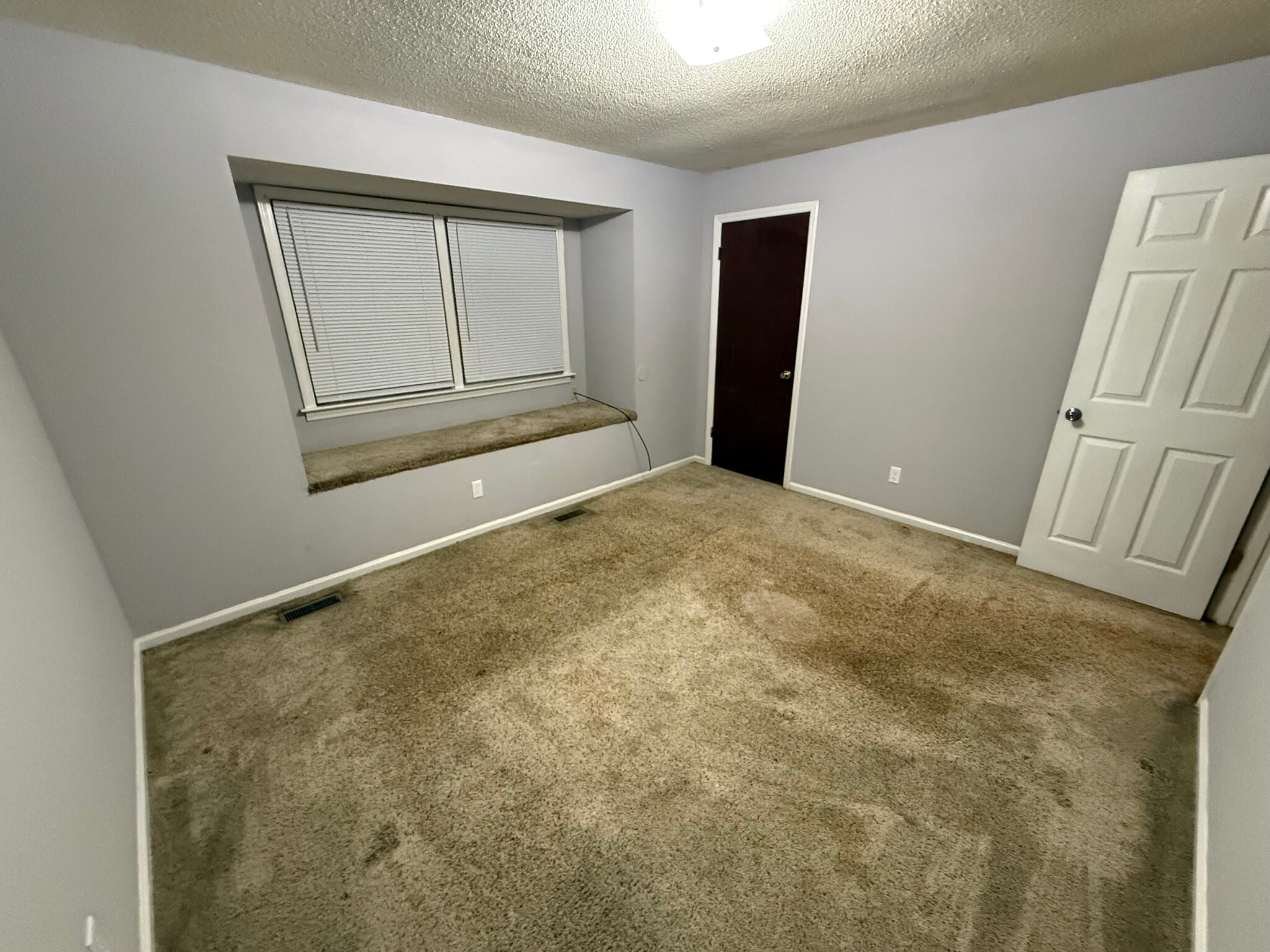 Building Photo - 802 E 7th St