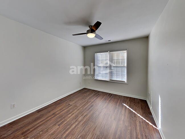 Building Photo - 5017 Village Lawn Dr