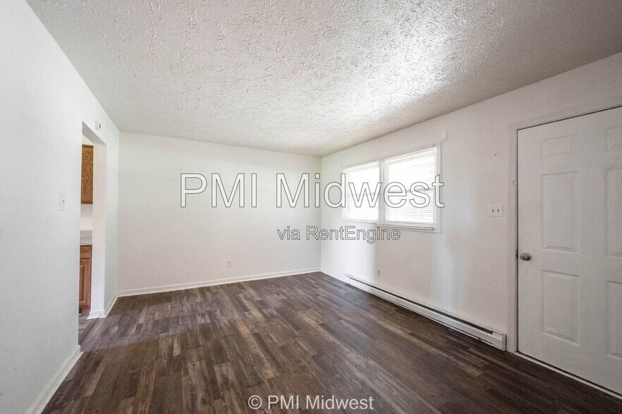 Building Photo - 570 US-52
