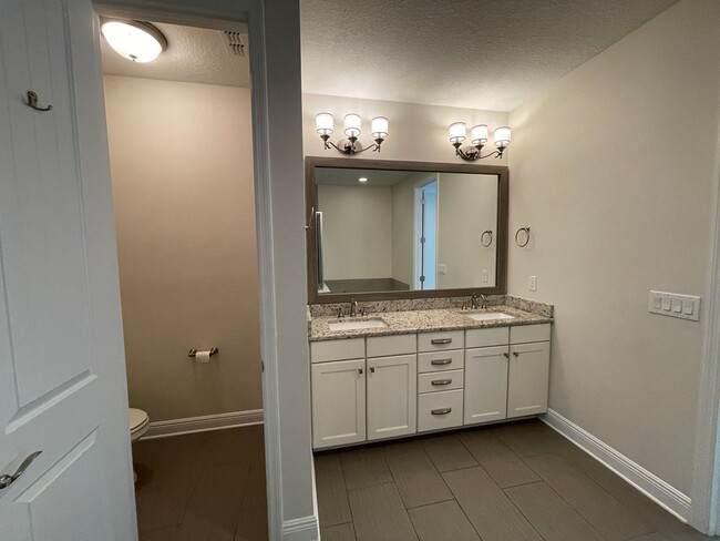 Building Photo - Large 3 Bed 3.5 Bath 2 Car Garage Townhous...