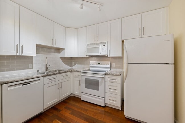 Building Photo - 2 Bed/2 Bath Apartment Located in Highly D...