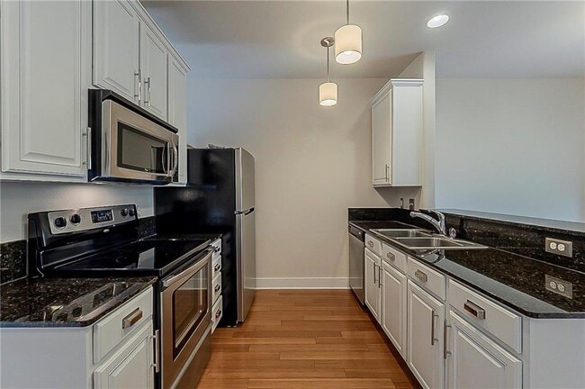 Building Photo - 13420 Lyndhurst St