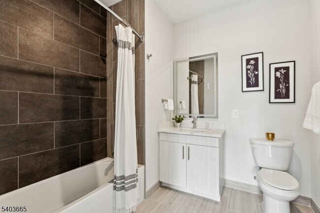 Building Photo - 140 W Webster Ave