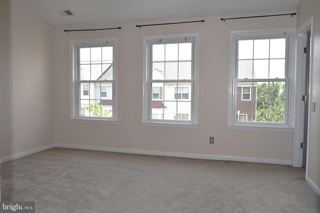 Building Photo - 43768 Virginia Manor Terrace
