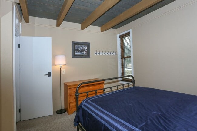 Building Photo - 2 bed, 1 bath available for 1-year in Silverthorne!