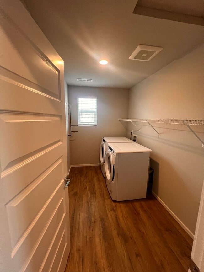 Building Photo - NEW LISTING!! Beautiful New 4 bed/2.5 bath + Loft in an ideal location